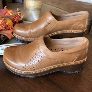 Tan, leather Klogs. 10 wide